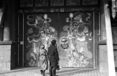 Mongolia, Ulánbátor, Bogd Khan Téli Palotája / Bogd Khan Palota Múzeum bejárata., 1969, Gábor Viktor, folk costume, gate, Fortepan #214031