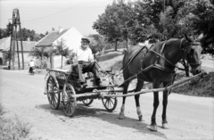 Magyarország, Karád, űszódás a Kossuth Lajos utcán, háttérben a villanyoszlopnál a Jókai utca torkolata., 1968, Heinz Bachmann, szekér, Fortepan #214090