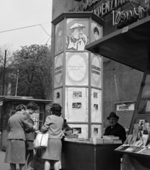 Magyarország, Budapest VIII., Kálvin tér, tűzfal a Múzeum utca és a Baross utca között, előtte a Fővárosi Moziüzemi Vállalat (FŐMO) által forgalmazott film hirdetése. Háttérben a Magyar Nemzeti Múzeum., 1970, FŐFOTÓ, Budapest, Fortepan #214106