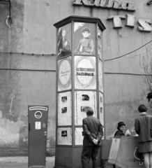 Magyarország, Budapest VIII., Kálvin tér, tűzfal a Múzeum utca és a Baross utca között, előtte a Fővárosi Moziüzemi Vállalat (FŐMO) által forgalmazott film hirdetése., 1970, FŐFOTÓ, Budapest, Fortepan #214107