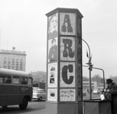 Magyarország, Budapest VII., Károly (Tanács) körút a Deák Ferenc tér és az Erzsébet (Engels) tér felé nézve. Előtérben a Fővárosi Moziüzemi Vállalat (FŐMO) által forgalmazott film hirdetése., 1970, FŐFOTÓ, autóbusz, MÁVAUT-szervezet, Budapest, Fortepan #214108