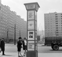 Magyarország, Óbuda, Budapest III., Szentendrei út, a Fővárosi Moziüzemi Vállalat (FŐMO) által forgalmazott filmek hirdetőoszlopa a Miklós utcai autóbusz-végállomáson., 1970, FŐFOTÓ, Budapest, Fortepan #214118