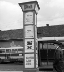 Magyarország, Óbuda, Budapest III., Szentendrei út, a Fővárosi Moziüzemi Vállalat (FŐMO) által forgalmazott filmek hirdetőoszlopa a Miklós utcai autóbusz-végállomáson., 1970, FŐFOTÓ, Budapest, Fortepan #214120