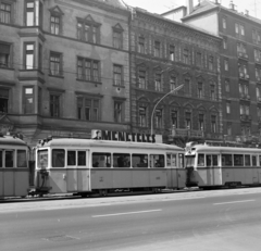 Magyarország, Budapest IX., József körút, a villamoson a Fővárosi Moziüzemi Vállalat (FŐMO) által forgalmazott film plakátja. Háttérben középen a 83. számű ház., 1970, FŐFOTÓ, villamos, Budapest, Fortepan #214134