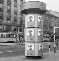 Magyarország, Budapest VIII., Rákóczi út, villamosmegálló az Astoria kereszteződésnél, háttérben az Extra Áruház. A Fővárosi Moziüzemi Vállalat (FŐMO) által forgalmazott film plakátjai., 1970, FŐFOTÓ, Budapest, Fortepan #214137