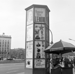 Magyarország, Budapest VII., Károly (Tanács) körút a Deák Ferenc tér és az Erzsébet (Engels) tér felé nézve. Előtérben a Fővárosi Moziüzemi Vállalat (FŐMO) által forgalmazott film hirdetése., 1970, FŐFOTÓ, Budapest, Fortepan #214138