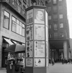 Magyarország, Budapest VII., Károly (Tanács) körút a Madách Imre tér felé nézve. Előtérben a Fővárosi Moziüzemi Vállalat (FŐMO) által forgalmazott film hirdetése., 1970, FŐFOTÓ, Budapest, Fortepan #214139