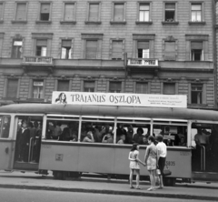 Magyarország, Budapest VI., Teréz (Lenin) körúti villamosmegálló az Oktogonnál (November 7. térnél), háttérben a 19-es, ekkor 73-as számú ház. A villamoson a Fővárosi Moziüzemi Vállalat (FŐMO) által forgalmazott film plakátja., 1970, FŐFOTÓ, Budapest, Best of, Fortepan #214143