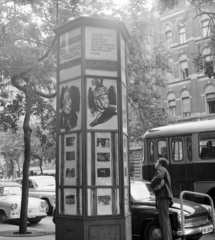 Magyarország, Budapest VII., Erzsébet (Lenin) körút a Wesselényi utca felé nézve, előtérben a Fővárosi Moziüzemi Vállalat (FŐMO) által forgalmazott film hirdetése., 1970, FŐFOTÓ, Budapest, Fortepan #214146