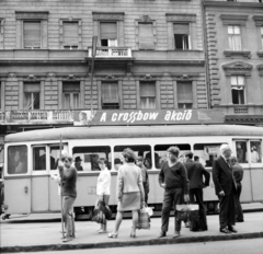 Magyarország, Budapest VI., Teréz körút 19. (Lenin körút 73.). A villamoson a Fővárosi Moziüzemi Vállalat (FŐMO) által forgalmazott film plakátja., 1970, FŐFOTÓ, Budapest, Best of, Fortepan #214147