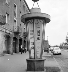 Magyarország, Budapest XIV., Örs vezér tere a Kerepesi úttól a Bolgárkertész (Martos Flóra) utca felé nézve. A Fővárosi Moziüzemi Vállalat (FŐMO) által forgalmazott filmeket hirdető vitrinoszlop., 1970, FŐFOTÓ, Budapest, Fortepan #214162