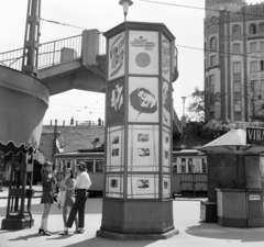 Magyarország, Budapest II., Széll Kálmán (Moszkva) tér, a Fővárosi Moziüzemi Vállalat (FŐMO) által forgalmazott film hirdetése a Várfok utcához vezető felüljárónál. Háttérben a Postapalota., 1970, FŐFOTÓ, Budapest, Fortepan #214163