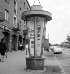 Magyarország, Budapest XIV., Örs vezér tere a Kerepesi úttól a Bolgárkertész (Martos Flóra) utca felé nézve. A Fővárosi Moziüzemi Vállalat (FŐMO) által forgalmazott filmeket hirdető vitrinoszlop., 1970, FŐFOTÓ, Budapest, Fortepan #214164