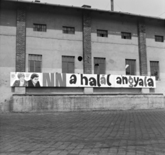 Magyarország, Budapest VIII., Orczy tér, Józsefvárosi pályaudvar. A Fővárosi Moziüzemi Vállalat (FŐMO) által forgalmazott film plakátja., 1970, FŐFOTÓ, Budapest, filmplakát, Fortepan #214180