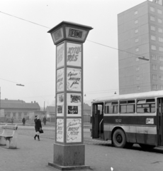 Magyarország, Óbuda, Budapest III., Szentendrei út, a Fővárosi Moziüzemi Vállalat (FŐMO) által forgalmazott filmek hirdetőoszlopa a Miklós utcai autóbusz végállomáson., 1970, FŐFOTÓ, autóbusz, Ikarus-márka, Ikarus 620/630, Budapest, Fortepan #214184