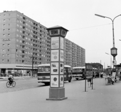 Magyarország, Óbuda, Budapest III., Szentendrei út, a Fővárosi Moziüzemi Vállalat (FŐMO) által forgalmazott filmek hirdetőoszlopa a Miklós utcai autóbusz végállomáson., 1970, FŐFOTÓ, Budapest, kerékpár, Fortepan #214188