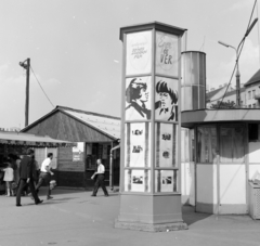 Magyarország, Budapest II., Széll Kálmán (Moszkva) tér, a Fővárosi Moziüzemi Vállalat (FŐMO) által forgalmazott film hirdetése a Várfok utcához vezető felüljárónál. Jobbra a háttérben a Vérmező út házai., 1970, FŐFOTÓ, Budapest, Fortepan #214193