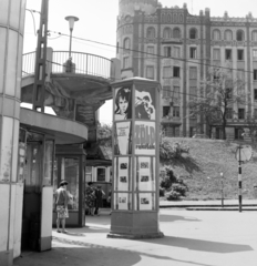 Magyarország, Budapest II., Széll Kálmán (Moszkva) tér, a Fővárosi Moziüzemi Vállalat (FŐMO) által forgalmazott film hirdetése a Várfok utcához vezető felüljárónál. Háttérben a Postapalota., 1970, FŐFOTÓ, Budapest, Fortepan #214197