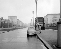 Németország, Berlin, Kelet-Berlin, Karl-Marx-Allee (Stalinallee)., 1956, Gyöngyi, NDK, lámpaoszlop, automobil, Kelet-Berlin, metró, sugárút, Fortepan #2142