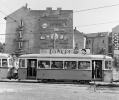 Magyarország, Budapest VIII., Kálvin tér, háttérben a Múzeum utca és a Baross utca közötti tűzfal. A villamoson a Fővárosi Moziüzemi Vállalat (FŐMO) által forgalmazott film plakátja., 1970, FŐFOTÓ, villamos, Budapest, Fortepan #214201