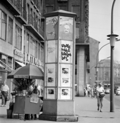 Magyarország, Budapest VII., Károly (Tanács) körút a Dohány utca felé nézve. Előtérben a Fővárosi Moziüzemi Vállalat (FŐMO) által forgalmazott film hirdetése., 1970, FŐFOTÓ, Budapest, Fortepan #214208