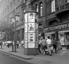 Magyarország, Budapest VII., Erzsébet (Lenin) körút, a 30-as számú ház előtt a Fővárosi Moziüzemi Vállalat (FŐMO) által forgalmazott film hirdetése., 1970, FŐFOTÓ, Budapest, Fortepan #214211