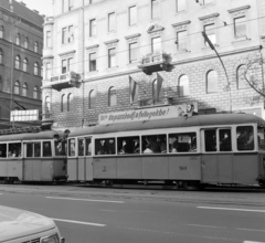 Magyarország, Budapest VII., Erzsébet (Lenin) körút, a háttérben a 30-as számú háztól balra a Wesselényi utca. A villamoson a Fővárosi Moziüzemi Vállalat (FŐMO) által forgalmazott film plakátja., 1970, FŐFOTÓ, villamos, Budapest, Fortepan #214214