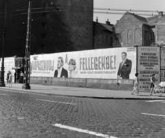 Magyarország, Budapest V., Kálvin tér, a Fővárosi Moziüzemi Vállalat (FŐMO) által forgalmazott film plakátja, jobbra a Kecskeméti utca torkolata., 1970, FŐFOTÓ, Budapest, Fortepan #214215