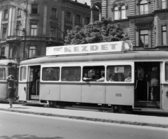 Magyarország, Budapest VIII., József körút, a villamoson a Fővárosi Moziüzemi Vállalat (FŐMO) által forgalmazott film plakátja, háttérben a Békési utca torkolata., 1970, FŐFOTÓ, villamos, Budapest, filmplakát, Fortepan #214216