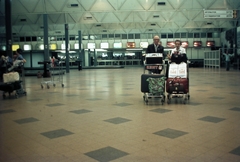 Israel, Ben-Gurion repülőtér., 1975, Fortepan, colorful, flying, suitcase, Fortepan #21422