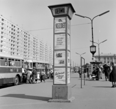 Magyarország, Óbuda, Budapest III., Szentendrei út, a Fővárosi Moziüzemi Vállalat (FŐMO) által forgalmazott filmek hirdetőoszlopa a Miklós utcai autóbusz-végállomáson., 1970, FŐFOTÓ, Budapest, Fortepan #214220