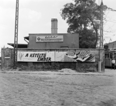 Magyarország, Budapest VIII., a Józsefvárosi pályaudvar II. számú kapuja, jobbra a Kőbányai út. A Fővárosi Moziüzemi Vállalat (FŐMO) által forgalmazott film plakátja., 1970, FŐFOTÓ, Budapest, Fortepan #214221