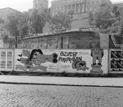 Magyarország, Budapest I., Clark Ádám tér, az Alagút előtt. A palánkon a Fővárosi Moziüzemi Vállalat (FŐMO) által forgalmazott film plakátja., 1970, FŐFOTÓ, Budapest, Fortepan #214222