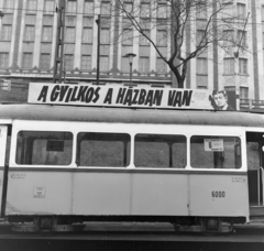 Magyarország, Budapest II., Széll Kálmán (Moszkva) tér, háttérben a Postapalota. A villamoson a Fővárosi Moziüzemi Vállalat (FŐMO) által forgalmazott film plakátja., 1970, FŐFOTÓ, villamos, Budapest, Fortepan #214231