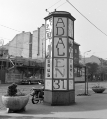 Magyarország, Budapest IV., Árpád út, a Fővárosi Moziüzemi Vállalat (FÖMO) által forgalmazott film hirdetése. A túloldalon balra az Alkotmány mozi., 1970, FŐFOTÓ, Budapest, Fortepan #214237