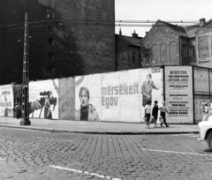 Magyarország, Budapest V., Kálvin tér, a Fővárosi Moziüzemi Vállalat (FŐMO) által forgalmazott film plakátja, jobbra a Kecskeméti utca torkolata., 1970, FŐFOTÓ, Budapest, Fortepan #214243