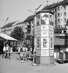 Magyarország, Budapest II.,Budapest I., Széll Kálmán (Moszkva) tér, a Fővárosi Moziüzemi Vállalat (FŐMO) által forgalmazott film hirdetése a Várfok utcához vezető felüljárónál. Háttérben a Vérmező út házai., 1970, FŐFOTÓ, Budapest, Fortepan #214246