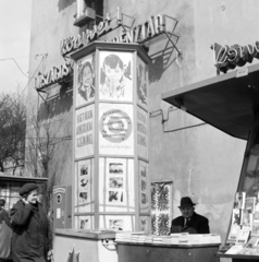 Magyarország, Budapest VIII., Kálvin tér, tűzfal a Múzeum utca és a Baross utca között, előtte a Fővárosi Moziüzemi Vállalat (FŐMO) által forgalmazott film hirdetése., 1970, FŐFOTÓ, Budapest, Fortepan #214249