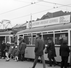 Magyarország, Budapest II., Széll Kálmán (Moszkva) tér. A villamoson a Fővárosi Moziüzemi Vállalat (FŐMO) által forgalmazott film plakátja., 1970, FŐFOTÓ, villamos, Budapest, Fortepan #214251