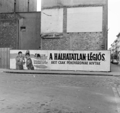 Magyarország, Budapest VI., Jókai tér, jobbra a Jókai utca, szemben a palánkon a Fővárosi Moziüzemi Vállalat (FŐMO) által forgalmazott film plakátja., 1970, FŐFOTÓ, Budapest, Fortepan #214254