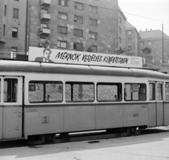 Magyarország, Budapest II.,Budapest I., Széll Kálmán (Moszkva) tér, háttérben jobbra fent a Vérmező út és a Várfok utca találkozása. A villamoson a Fővárosi Moziüzemi Vállalat (FŐMO) által forgalmazott film plakátja., 1970, FŐFOTÓ, villamos, Budapest, Fortepan #214258