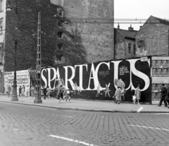 Magyarország, Budapest V., Kálvin tér, a Fővárosi Moziüzemi Vállalat (FŐMO) által forgalmazott film plakátja, jobbra a Kecskeméti utca torkolata., 1970, FŐFOTÓ, Budapest, Fortepan #214268