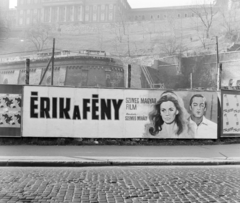 Magyarország, Budapest I., Clark Ádám tér, az Alagút előtt. A palánkon a Fővárosi Moziüzemi Vállalat (FŐMO) által forgalmazott film plakátja., 1970, FŐFOTÓ, Budapest, Fortepan #214269