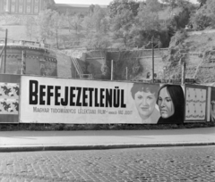 Magyarország, Budapest I., Clark Ádám tér, az Alagút előtt. A palánkon a Fővárosi Moziüzemi Vállalat (FŐMO) által forgalmazott film plakátja., 1970, FŐFOTÓ, Budapest, Fortepan #214273