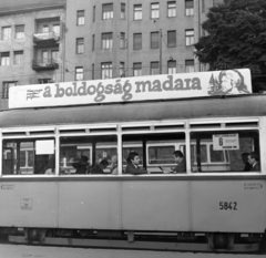 Magyarország, Budapest II.,Budapest I., Széll Kálmán (Moszkva) tér, háttérben a Vérmező út épületei. A villamoson a Fővárosi Moziüzemi Vállalat (FŐMO) által forgalmazott film plakátja., 1971, FŐFOTÓ, Budapest, Best of, Fortepan #214287