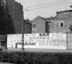 Magyarország, Budapest V., Kálvin tér, a Fővárosi Moziüzemi Vállalat (FŐMO) által forgalmazott film plakátja, jobbra a Kecskeméti utca torkolata., 1970, FŐFOTÓ, Budapest, Fortepan #214299