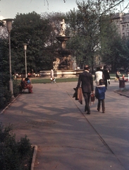 Magyarország, Budapest V., Erzsébet (Engels) tér, Danubius-kút., 1976, Fortepan, színes, szökőkút, lámpa, park, Budapest, Fortepan #21430