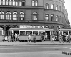 Magyarország, Budapest VIII., József körút, a villamoson a Fővárosi Moziüzemi Vállalat (FŐMO) által forgalmazott film plakátja. Háttérben a Népszínház utca torkolatánál az egykori ipari felső iskola., 1970, FŐFOTÓ, villamos, Budapest, Fortepan #214303