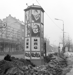 Magyarország, Budapest IV., Árpád út, a Fővárosi Moziüzemi Vállalat (FÖMO) által forgalmazott film hirdetése. A túloldalon balra az Alkotmány mozi., 1970, FŐFOTÓ, Budapest, Fortepan #214305