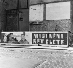 Magyarország, Budapest VI., Jókai tér, jobbra a Jókai utca, szemben a palánkon a Fővárosi Moziüzemi Vállalat (FŐMO) által forgalmazott film plakátja., 1971, FŐFOTÓ, Budapest, Fortepan #214308